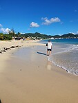 Heerlijk gewandeld over het strand van Simpson Bay.