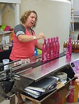 De fles wordt met een spuitje afgevuld zodat ze er allemaal hetzelfde uitzien
