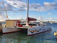 Onze catamaran, de Lambada die ons naar de zonsondergang brengt.