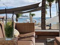 Het uitzicht vanaf het terras bij Holland House Beach Hotel
