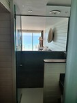 De half uit glas bestaande douchen