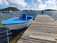 Met deze boot worden mensen naar Pinel Island overgebracht.