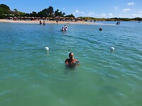 Carib biertje drinken in zee. Heerlijk, dat warme water en je drankje ijskoud.