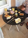 Ons dagelijkse ontbijtje op het terras, wat zal ik dat missen.