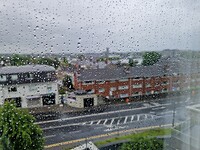 Zachtjes tikt de regen tegen het.........
