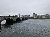 De Thomond brug met op de achtergrond het King John's Castle