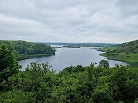 Uitzicht over Lough Gur. (Shoehorse lake)
