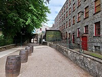 Het oude waterrad wat nu niet meer gebruikt wordt voor wiskey maat om het gebouw te koelen.