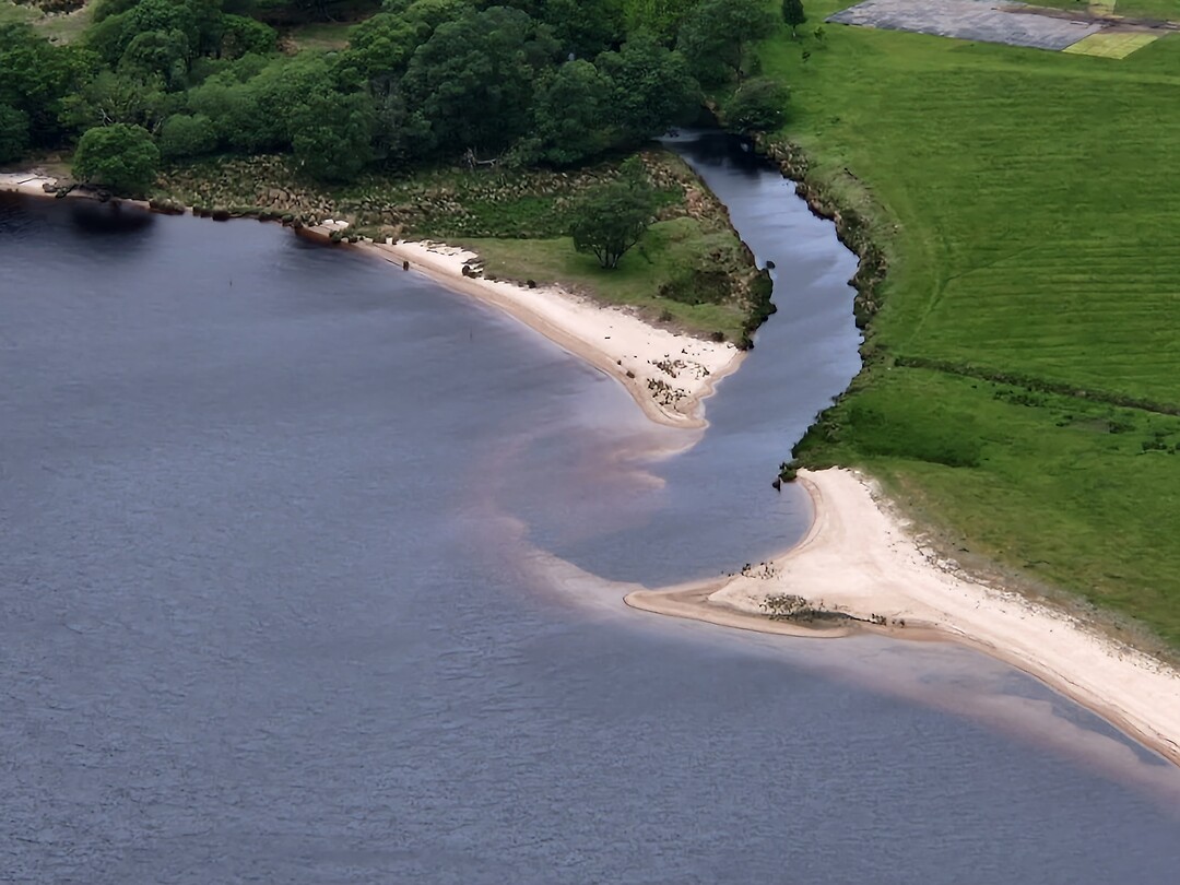 Op deze foto zie je mooi dat Lough Tay Lake de kleur van Guinness heeft.