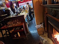Naast deze haard zaten wij in restaurant the Green Hen