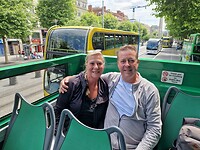 Nou, daar zitten ze gezellig in de Hop of Hop on bus.....