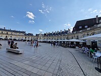 Gezellige terrasjes op Place de la Liberation