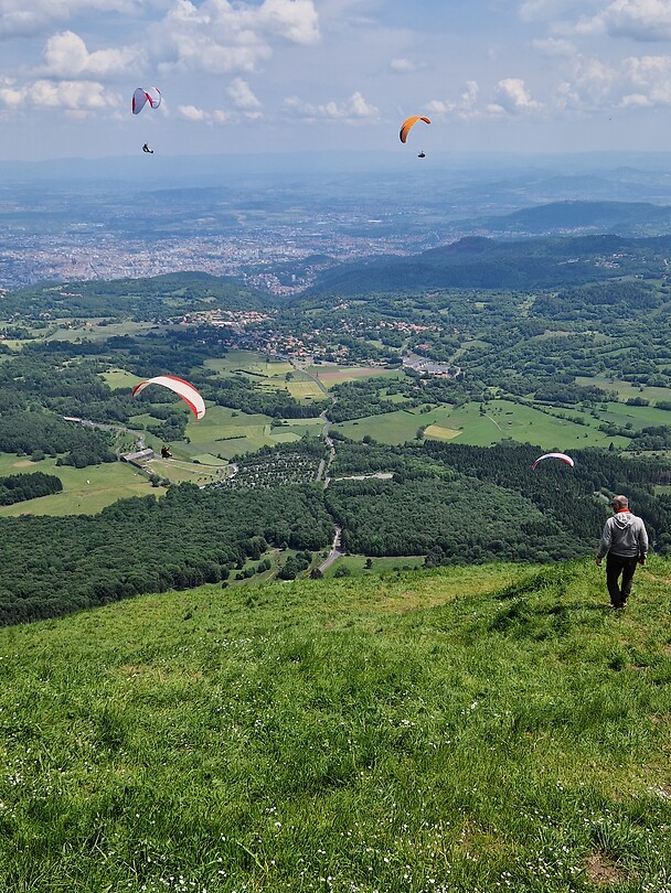 4 paragliders bij elkaar