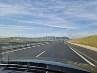 En dan ineens in de verte duikt de brug op