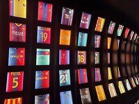 Een muur vol shirts van alle spelers ooi voor Barca hebben gespeeld