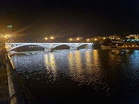 Ook de bruggen zien er lief uit met die verlichting.