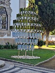 Bij de ambassade van Portugal stond dit ding, geweldig.