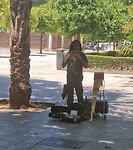 Deze straatartiest was zo goed dat we daar wat geld in zijn bakje hebben gedaan.