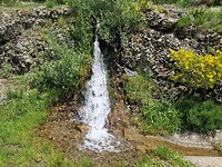 Het water loopt letterlijk uit de berg.