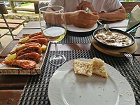Even een hapje doen. Prawns in knoflook en champignons in een kaassaus