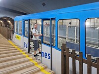 En dit is het treintje naar Bulnes dat ondergronds naar boven gaat