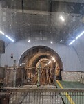 Tunnel van 5 km. Halverwege passeert de trein die naar beneden gaat.