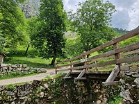 Bruggetje van Bulnes daarachter beginnen ook wandelingen