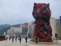 Bloemen puppy bij Guggenheim museum