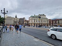 Bilbao. Zie je de gele fietsjes aan de palen hangen. De tour start hier.
