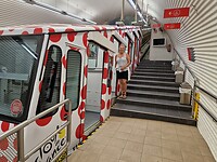 Funicular de Artxanda, Is het opgevallen dat deze trein de bolletjes trui aan heeft.