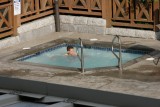 Wes in de whirlpool van het hotel