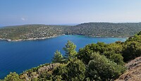 Livadaki Beach van boven gezien