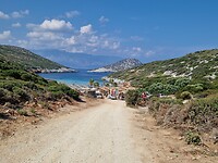 Aan het einde van de onverharde weg rij je zo tegen Livadaki Beach aan.
