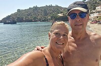 Selfie vanaf  Limnionas Beach met de boot op de boot op de achtergrond