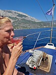Genieten van de boottrip met een cocktail Cleopatra
