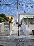 Het begin van de 300 treden naar boven om Samos stad en omgeving te zien.