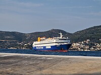 En daar is onze ferry die ons naar Chios brengt.