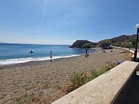 Strand voor de deur van Thalassa House