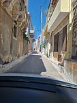 Hele smalle straatjes in Olympi waar ons autootje net doorheen kon