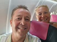 We zitten achter elkaar..... ach het is voor een half uurtje. Kunnen we lekker breed zitten. 🤣🤣
