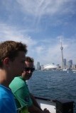 De mannen op de Ferry met de CN Tower op de achtergrond.