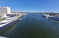 Een groot kanaal waar ook mega jachten liggen