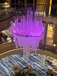 Deze lamp, die steeds van kleur wisselt is de stad New York. Deze hangt bij de Ocean bar