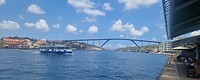 De pont als de brug open is met op de achtergrond de Kon. Julianabrug