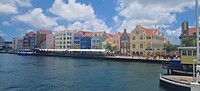De Handelskade met de gekleurde huisjes waar Curaçao bekend om staat.