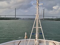 De brug onderdoor en dan gaat het feest beginnen.