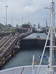 We varen zachtjes verder. Hier zie je dat zeilbootje nog iets beter.