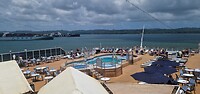Dek 9, the sea view pool. Op de achtergrond zie je de vrachtschepen passeren
