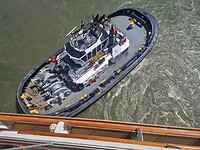 De duwboot moet even helpen om ons recht de laatste sluis in te krijgen.