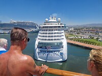 Vakkundig draait de pilot het schip naast dit schip